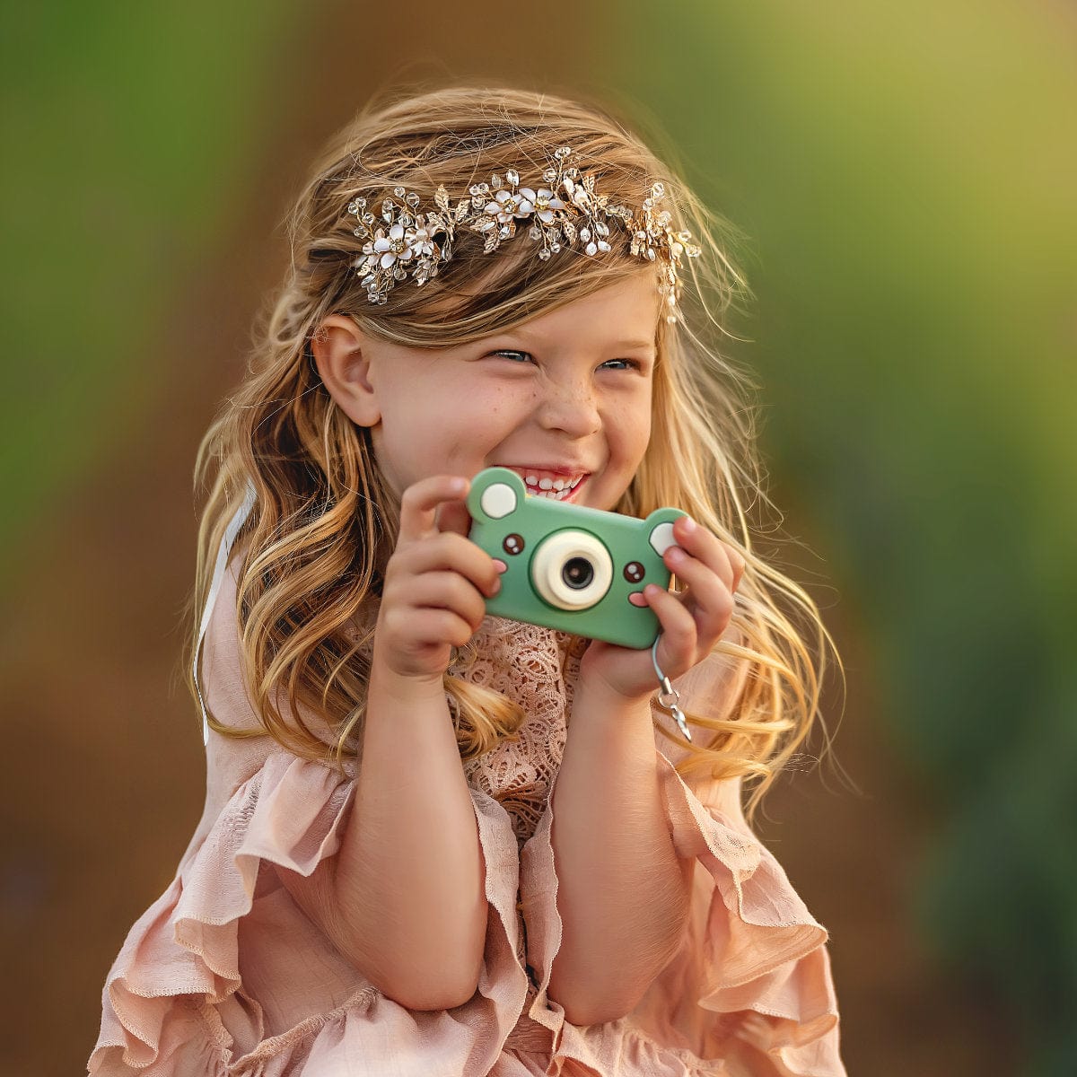 kidamento model c mikayo the bear happy girl holds a camera in her hands travel